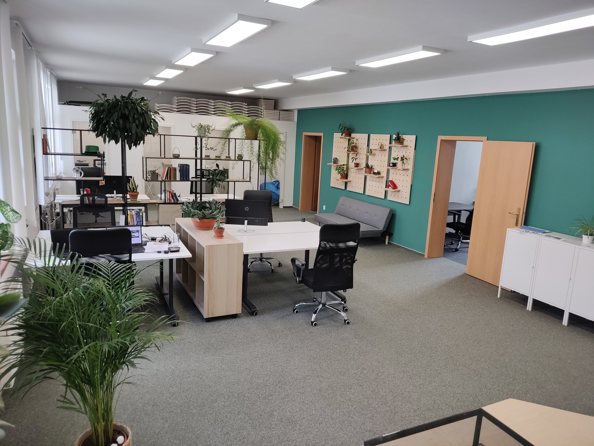 Hlavní open space coworking prostor s moderními pracovními stoly a ergonomickými židlemi v Bude Hub