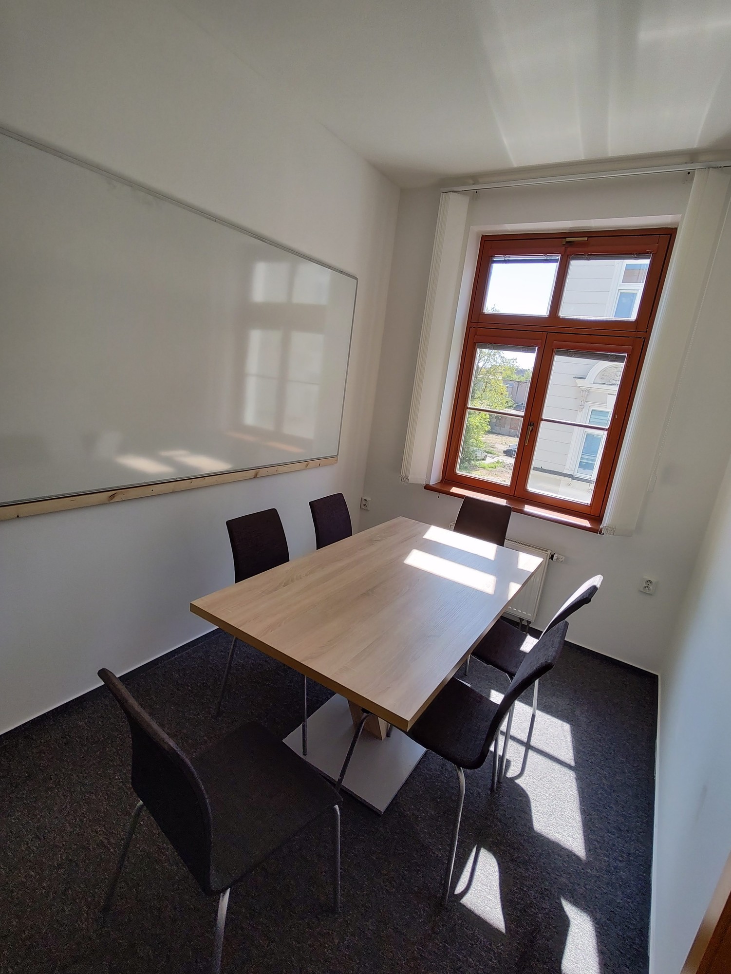 Malá zasedací místnost pro týmové meetingy a prezentace s moderním vybavením