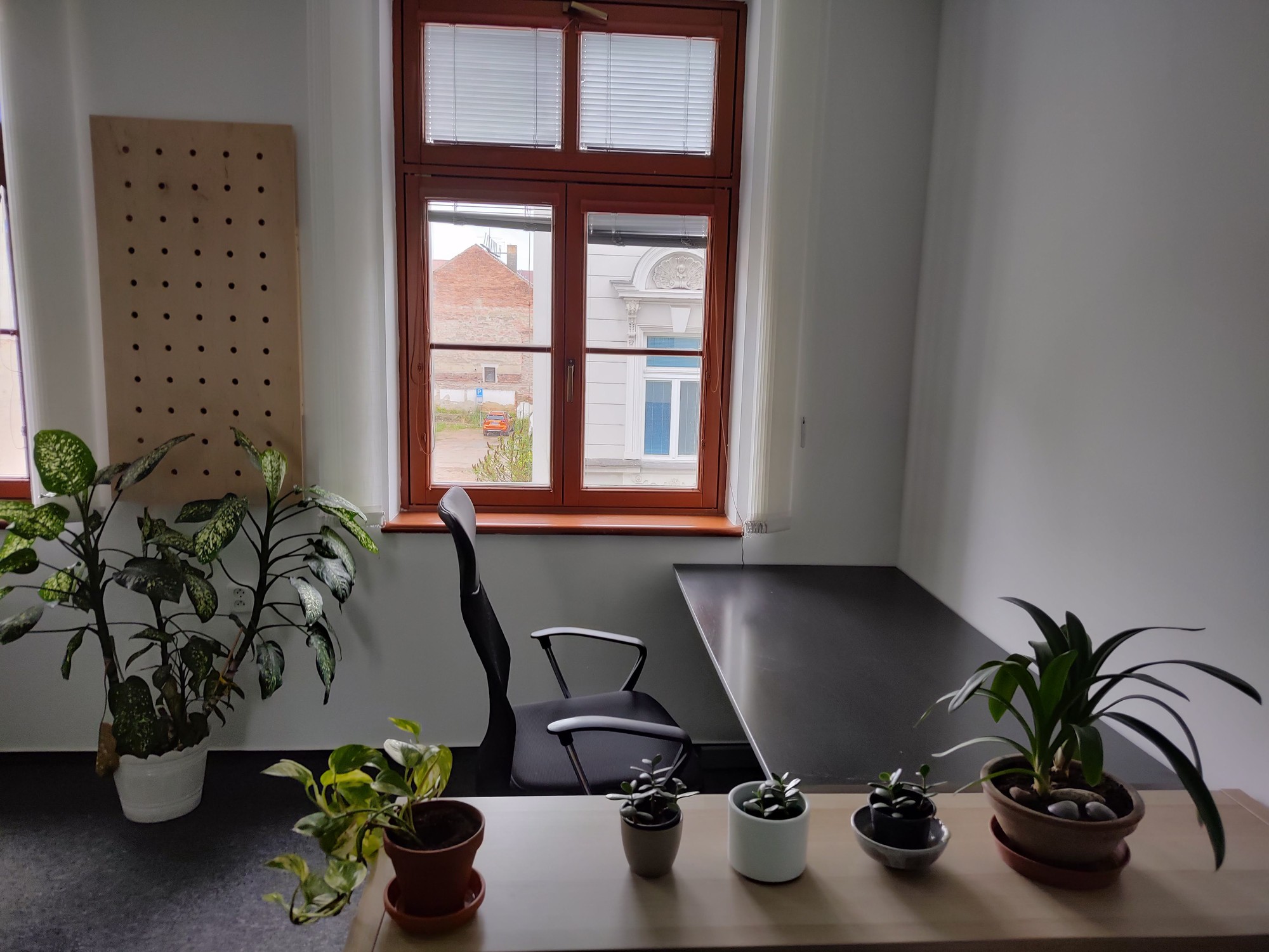 Soukromá kancelář u sebe pro týmy a malé firmy s uzamykatelným prostorem