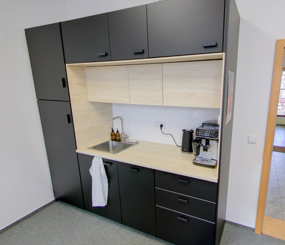 Společenská místnost pro networking a komunitní akce v Bude Hub coworking centru