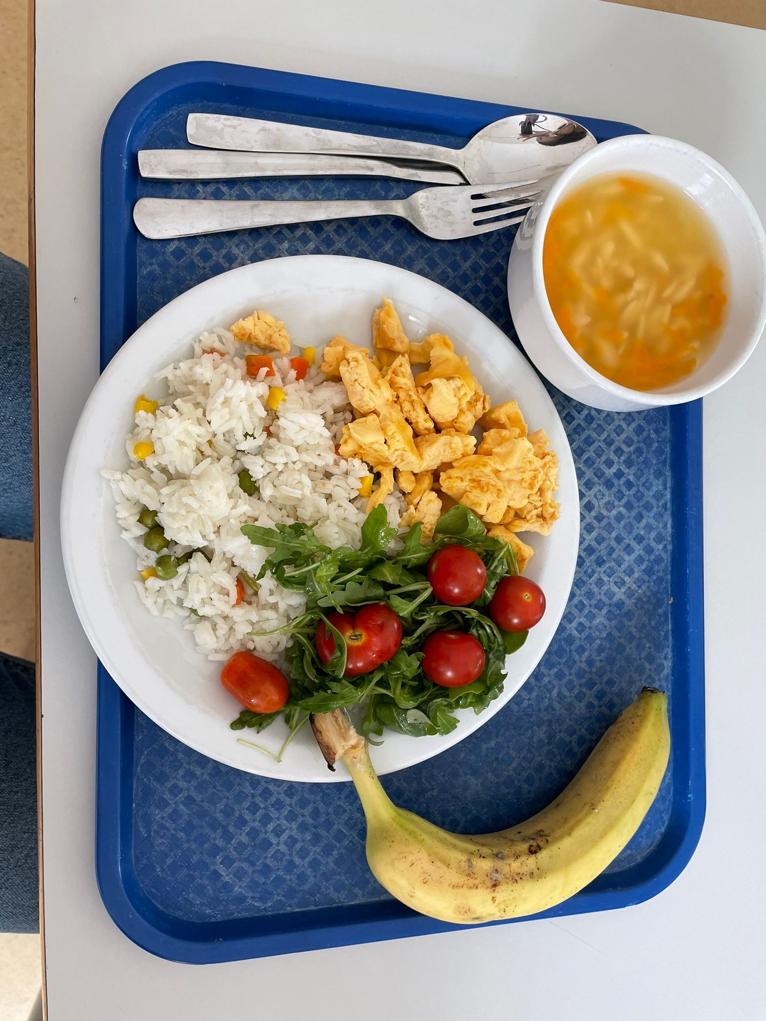 Arroz com ovos mexidos e legumes