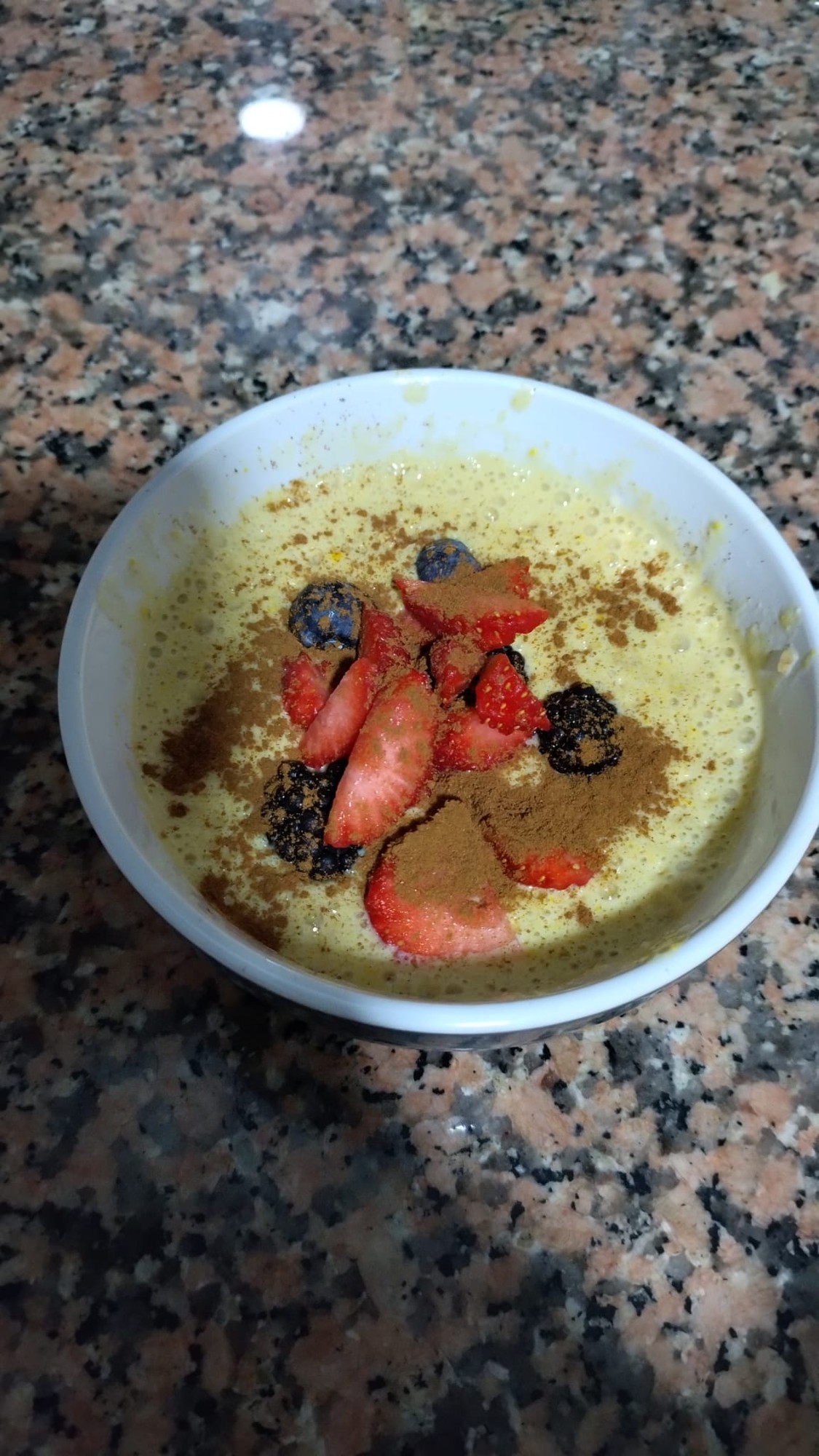 Peixe grelhado com salada colorida