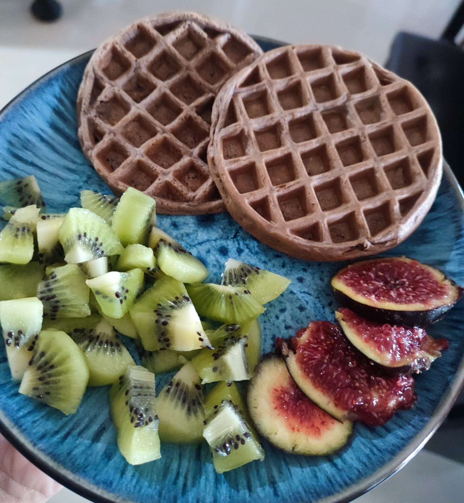 Waffles proteicos com kiwi e figo