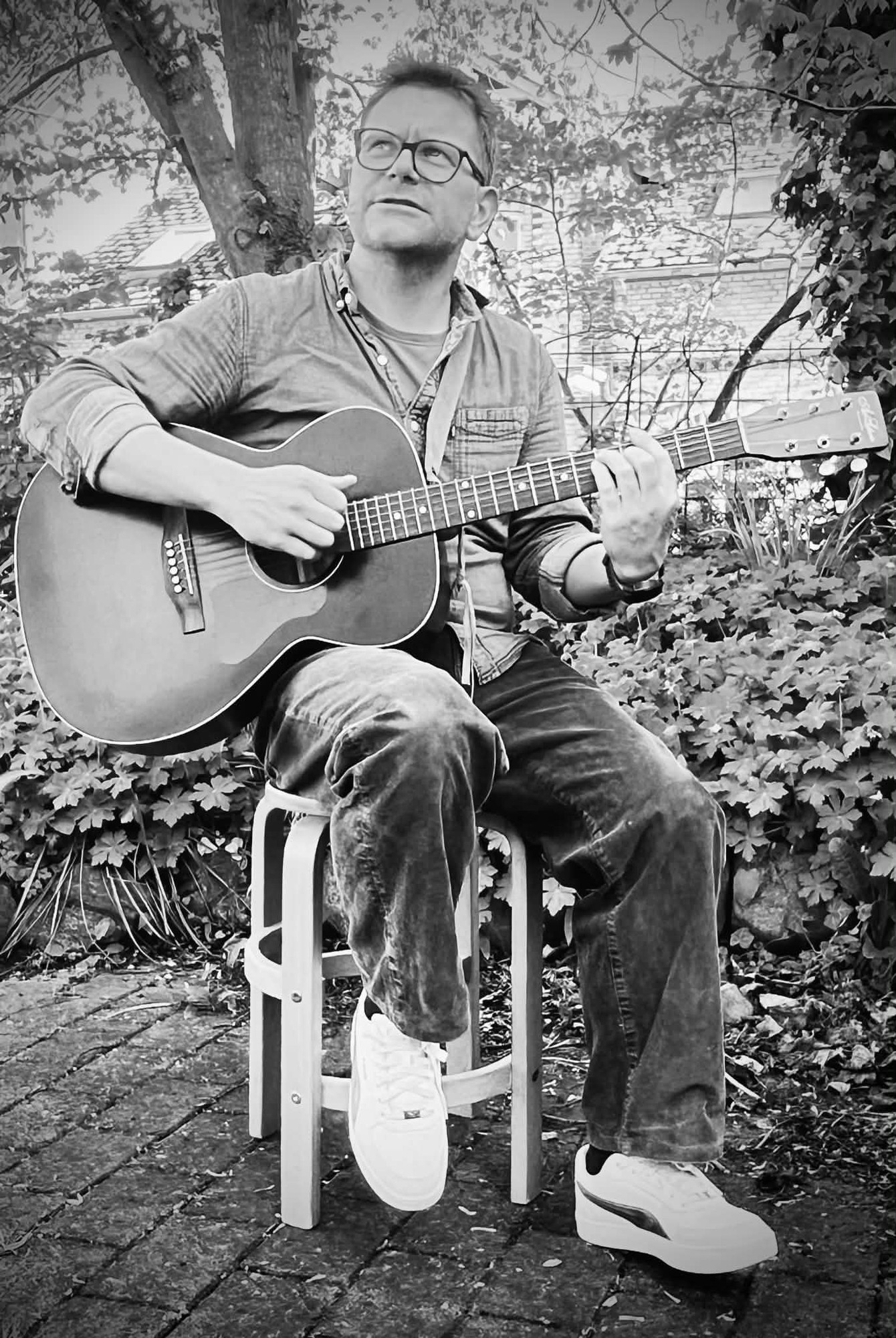 Søren sidder med sin guitar