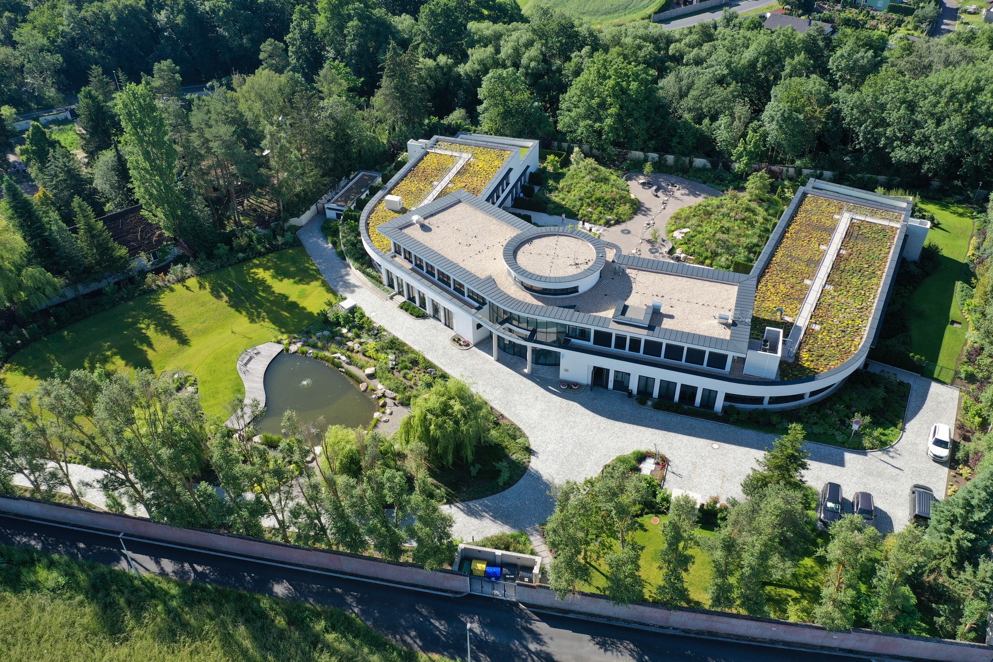 Letecký pohled na sanatorium a okolí