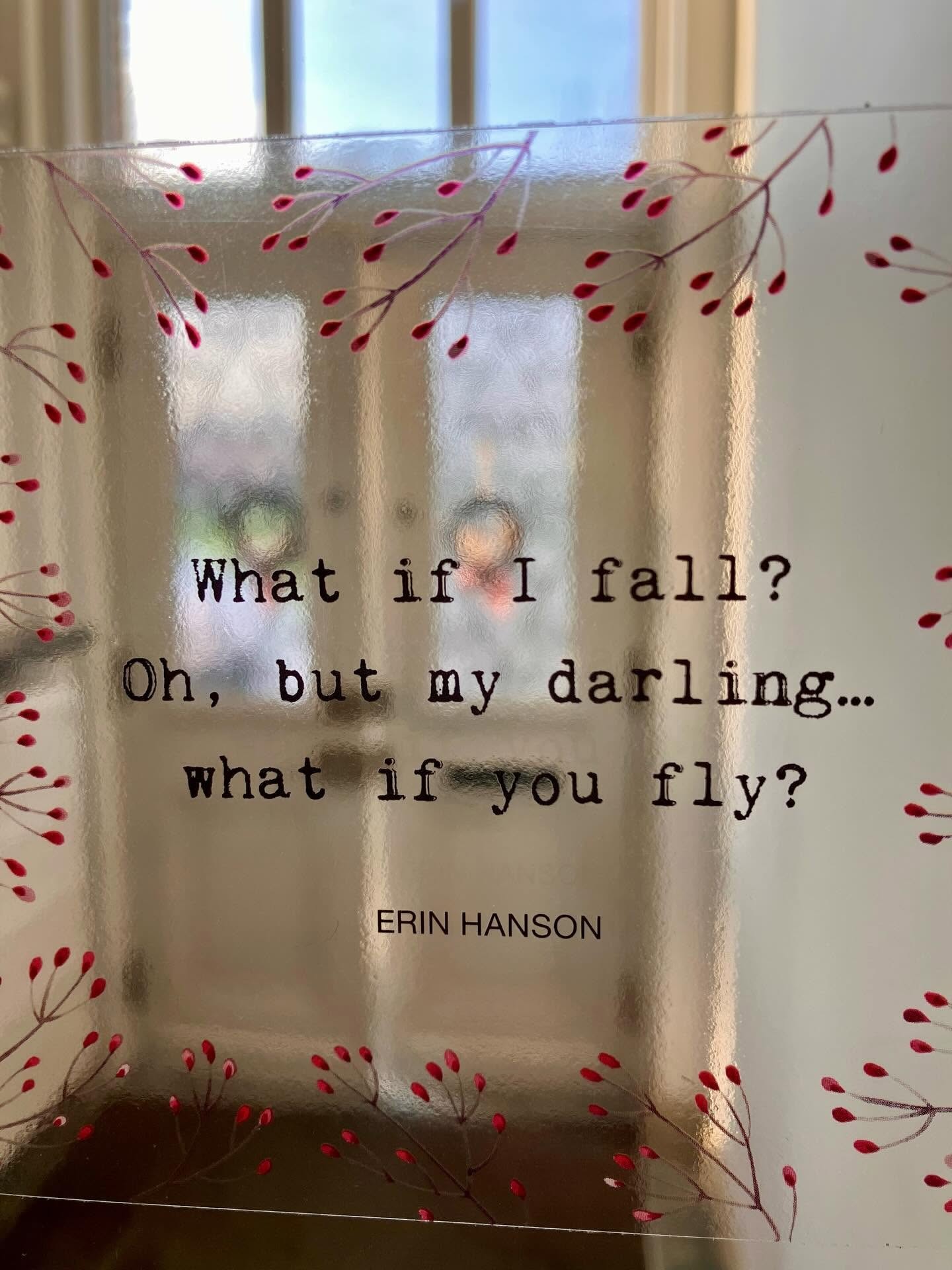 Glazen paneel met quote: What if I fall? Oh, but my darling... what if you fly? — Erin Hanson
