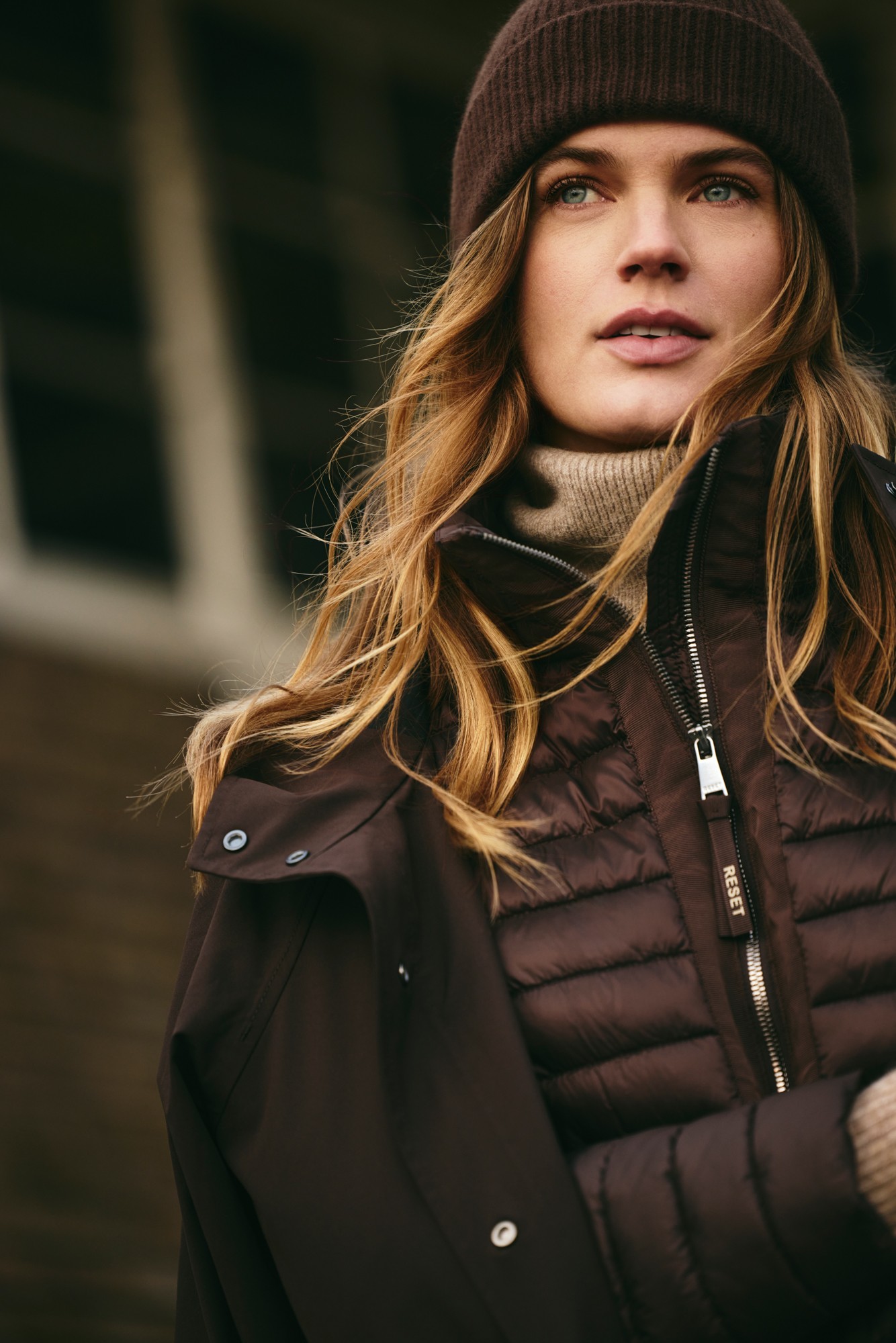 Campagnebeeld Reset fall winter 2026: model in tijdloze buitenjas in neutrale tinten