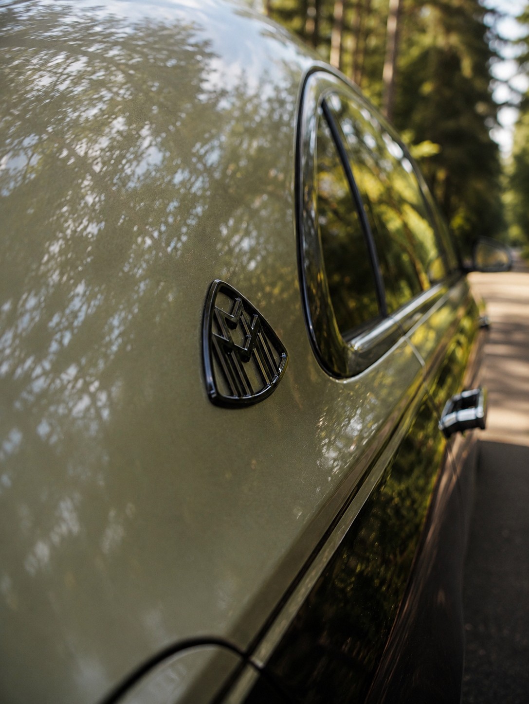 Mercedes-Maybach Z223 — Maybach logo a linie karoserie
