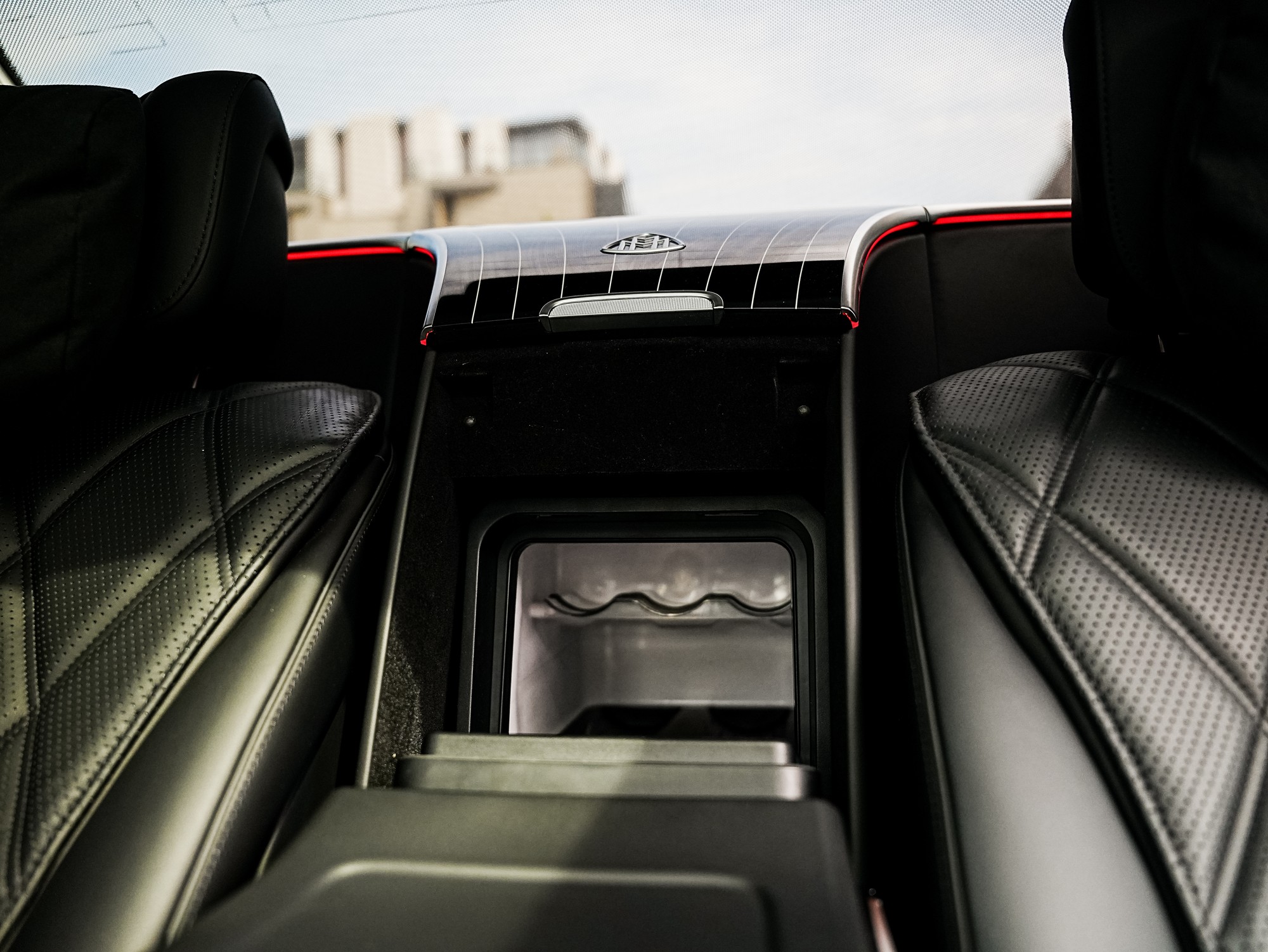 Mercedes-Maybach Z223 — vestavěná lednice detail