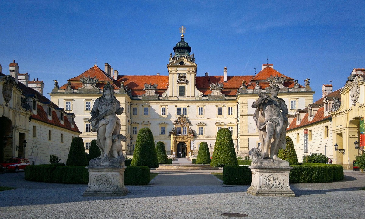 Průčelí zámku Valtice se sochami v zámecké zahradě