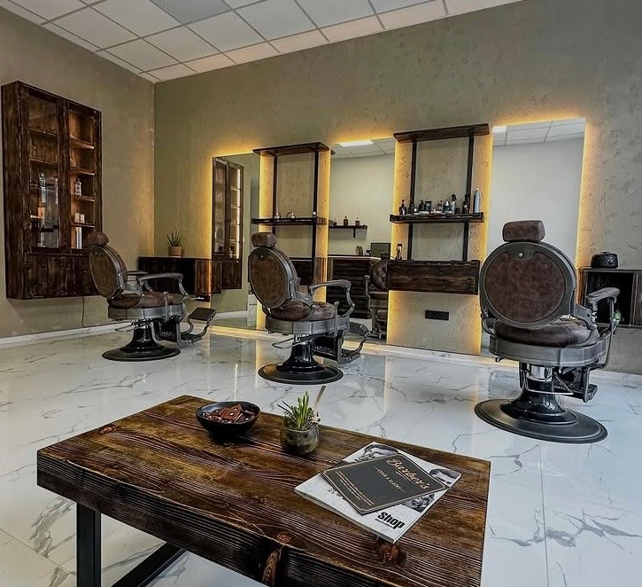 Interiér holičství Barber's Hodonín s křesly a zrcadly