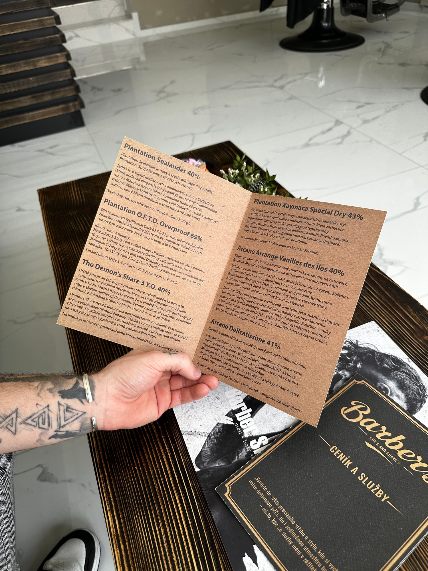 Otevřený menu s nabídkou drinků v Barber's Hodonín