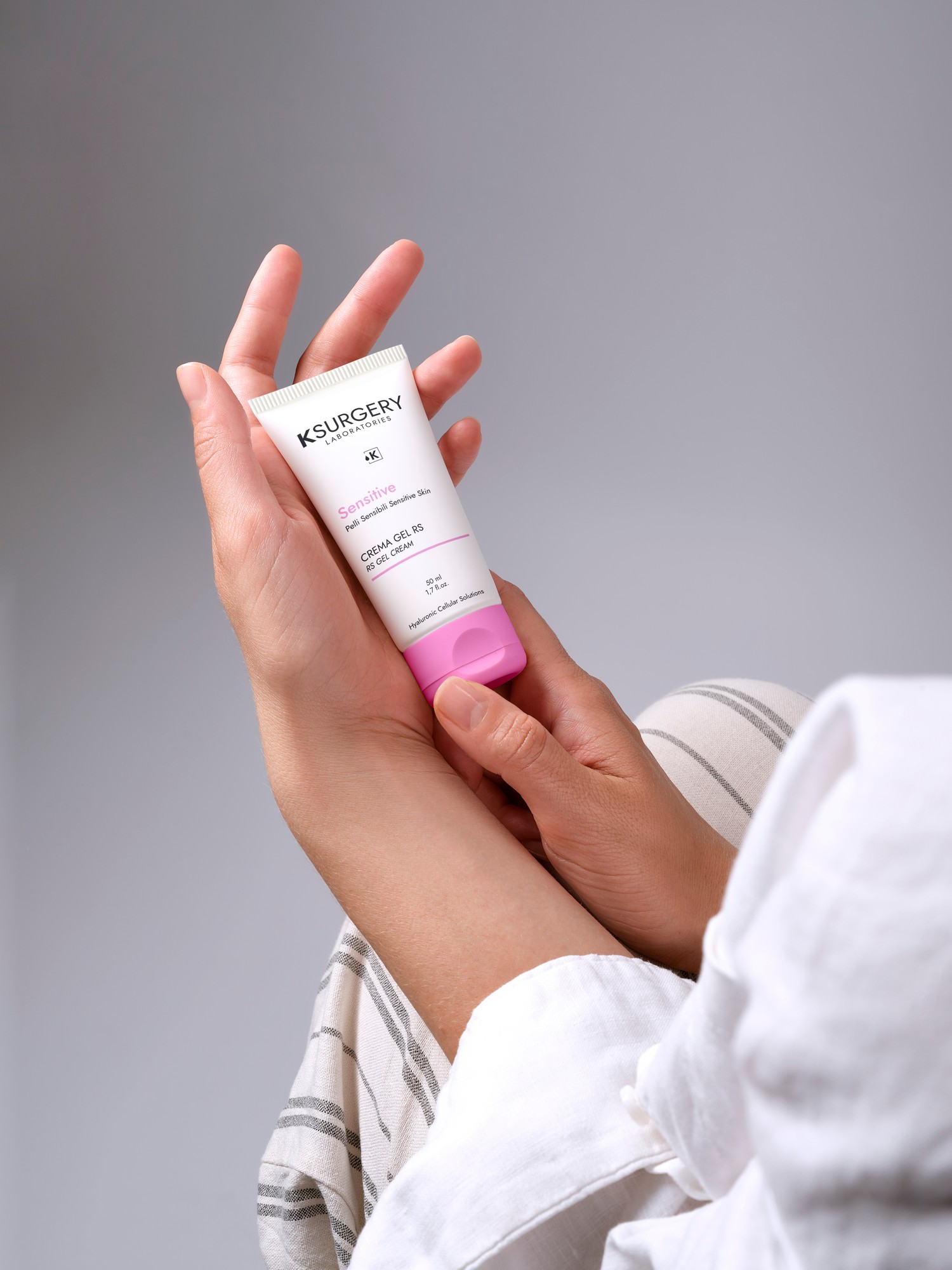Handen houden de Crème Gel RS van K-Surgery vast