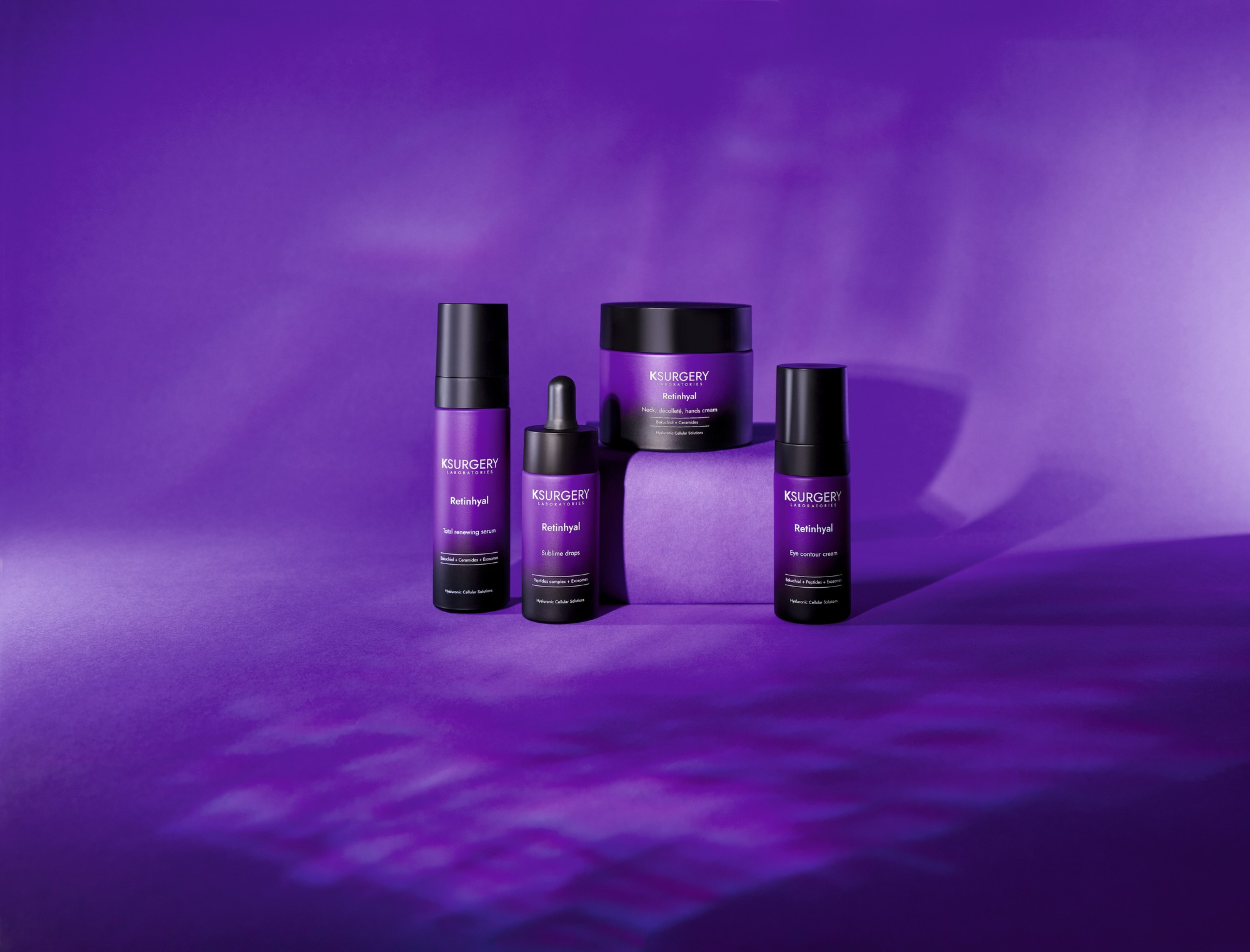 Model houdt de Hyaluronic Vitamin C-crème van K-Surgery vast