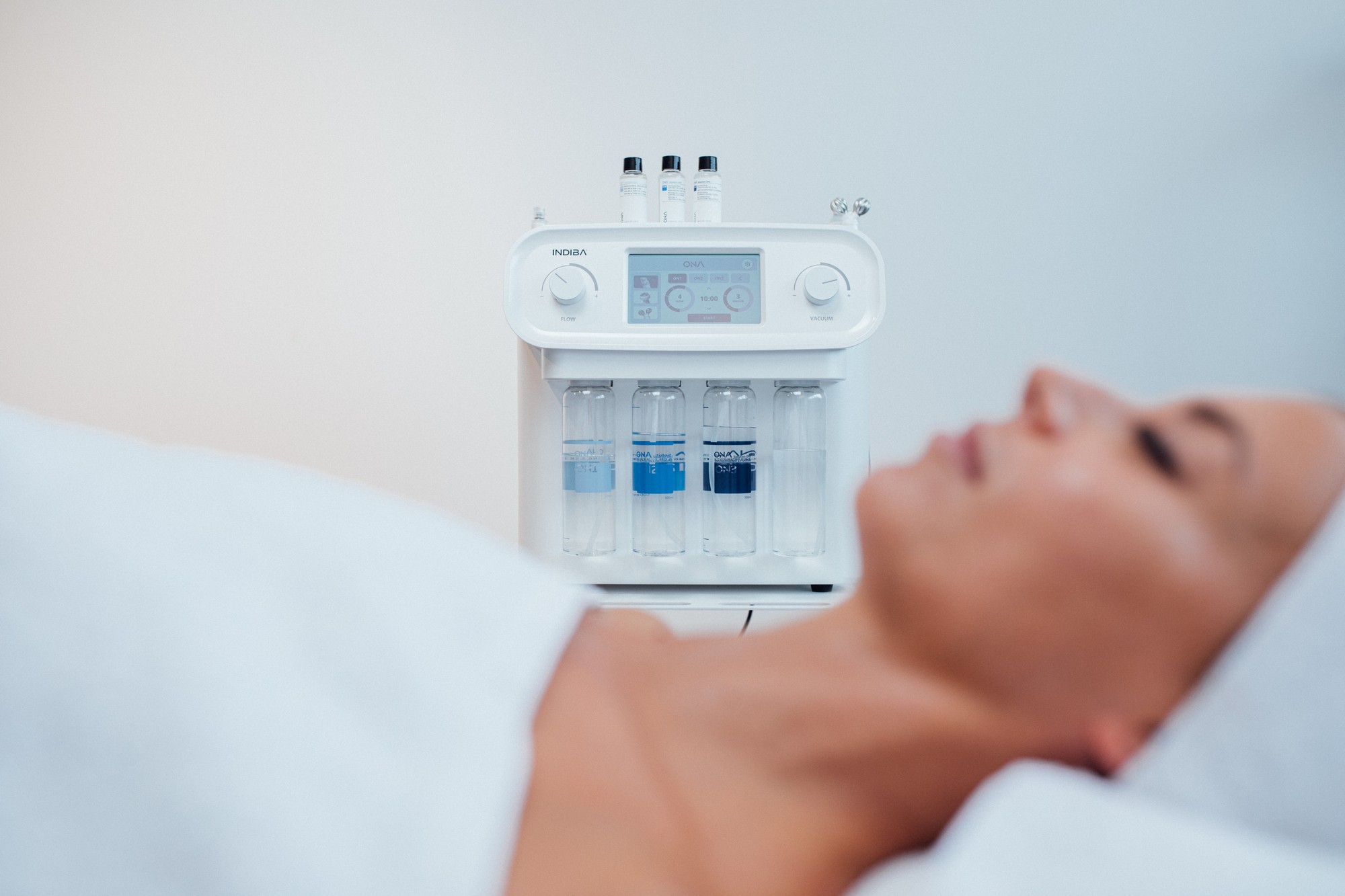 Het INDIBA ONA-apparaat, een 4-in-1 Hydrofacial-toestel voor reiniging, seruminfusie, LED en facial toning.