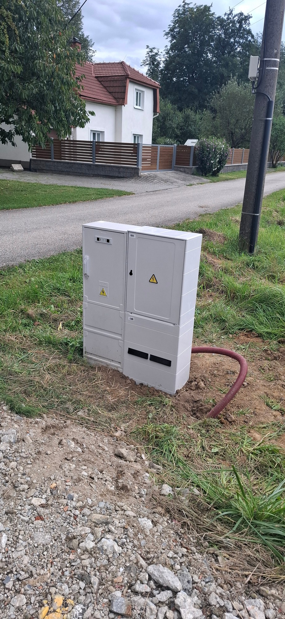 Elektroměrový rozvaděč na pilíři se zásuvkovým boxem