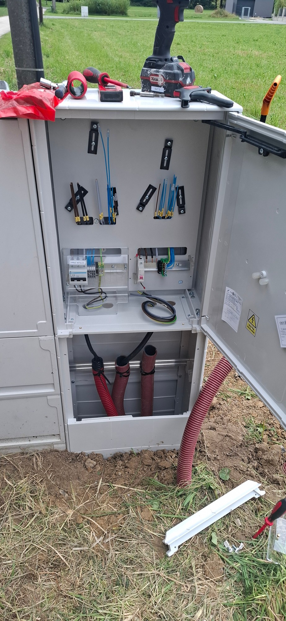 Detail osazení zásuvkového boxu pro stavební proud