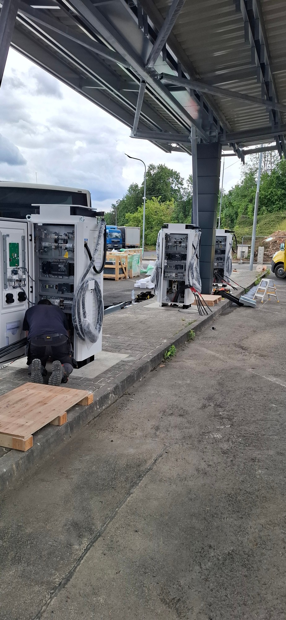 DC nabíjecí stanice 120 kW na autobusovém nádraží po instalaci