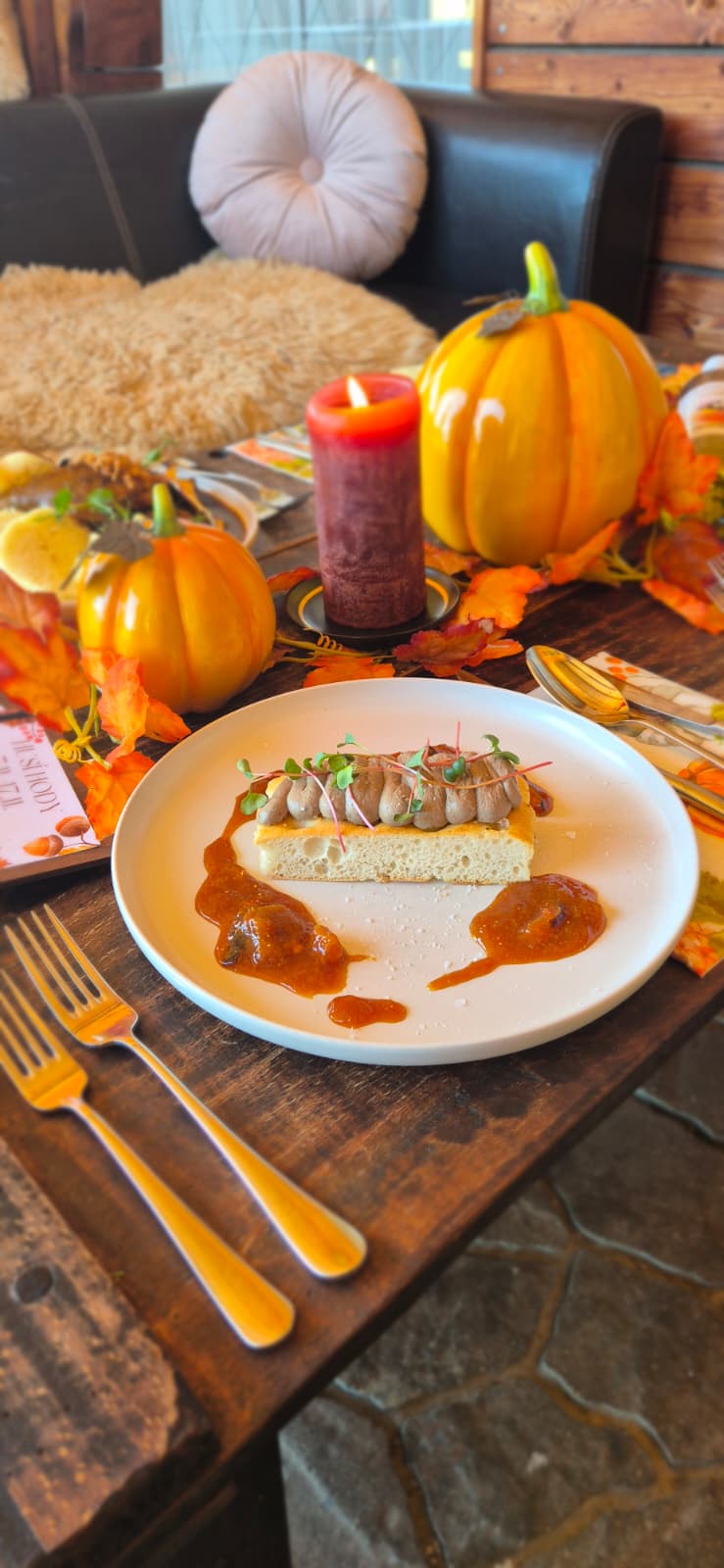 Moderní předkrm na toastu – specialita šéfkuchaře Miciano