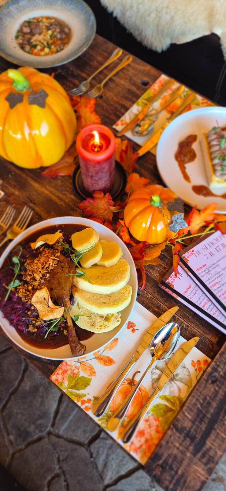 Kachna s knedlíky – pohled shora