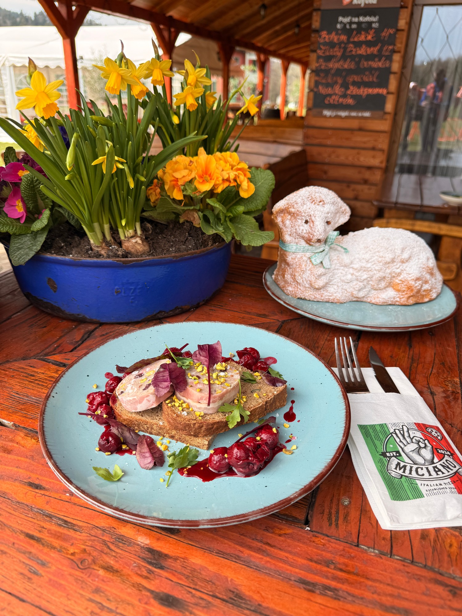 Předkrm – terrina na chlebu s třešněmi a pistáciemi, velikonoční beránek