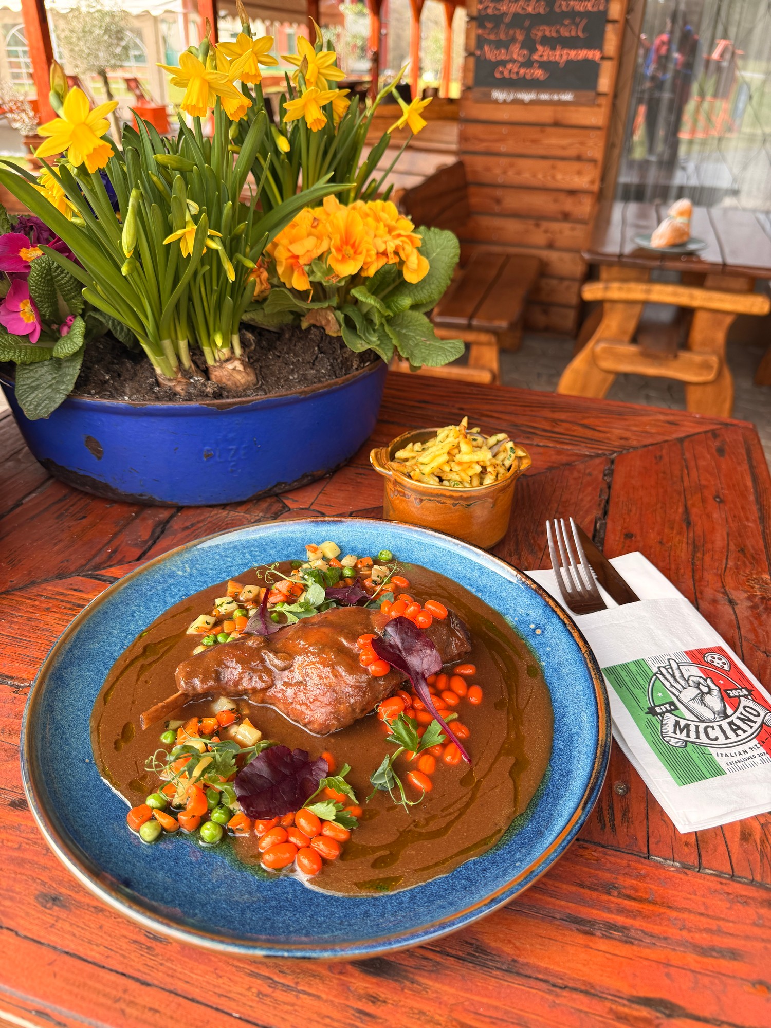 Dušené maso se zeleninou a omáčkou, jarní dekorace na terase Miciano