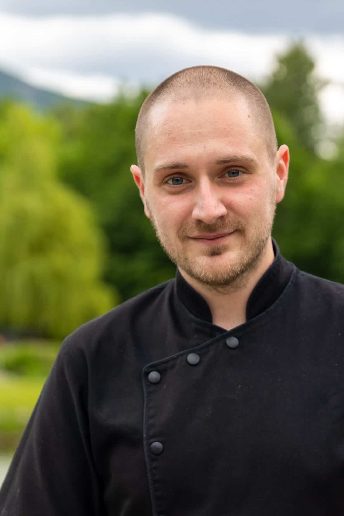 Šéfkuchař Pizzerie Miciano v černém rondonu s Beskydami v pozadí