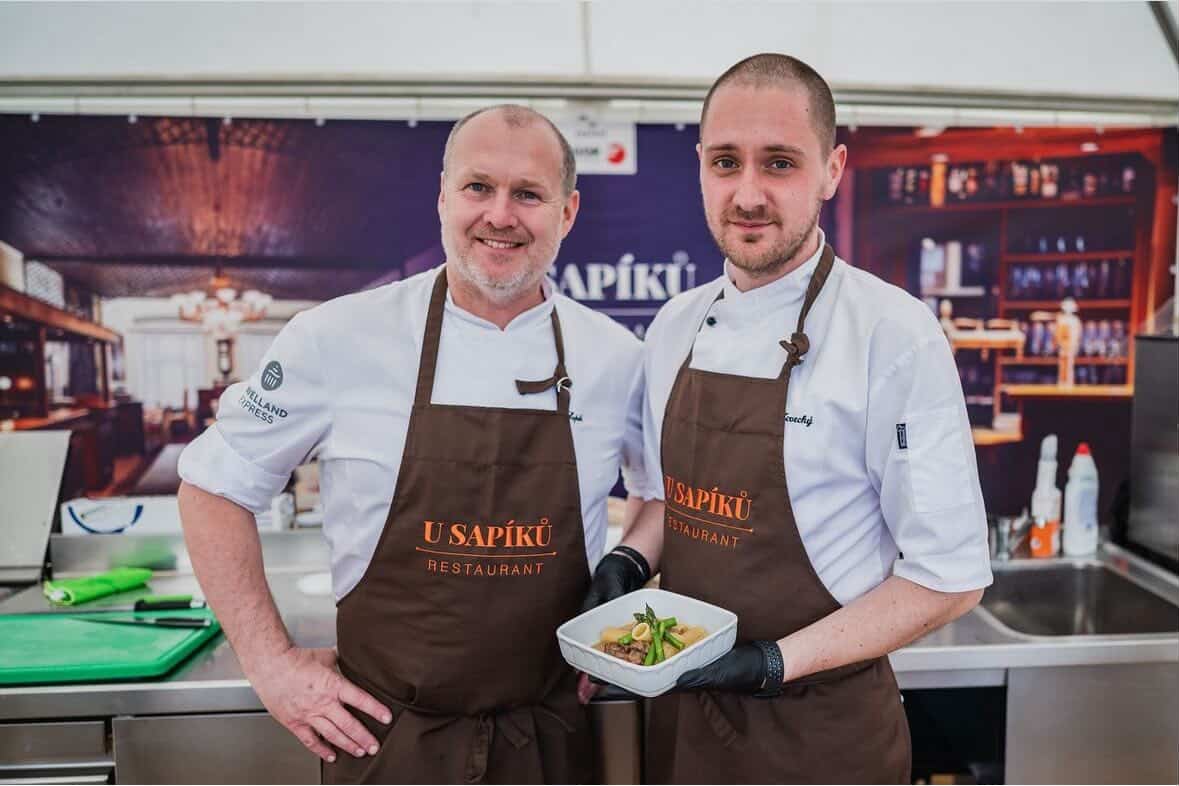 Šéfkuchař s Pavlem Sapíkem v kuchyni U Sapíků