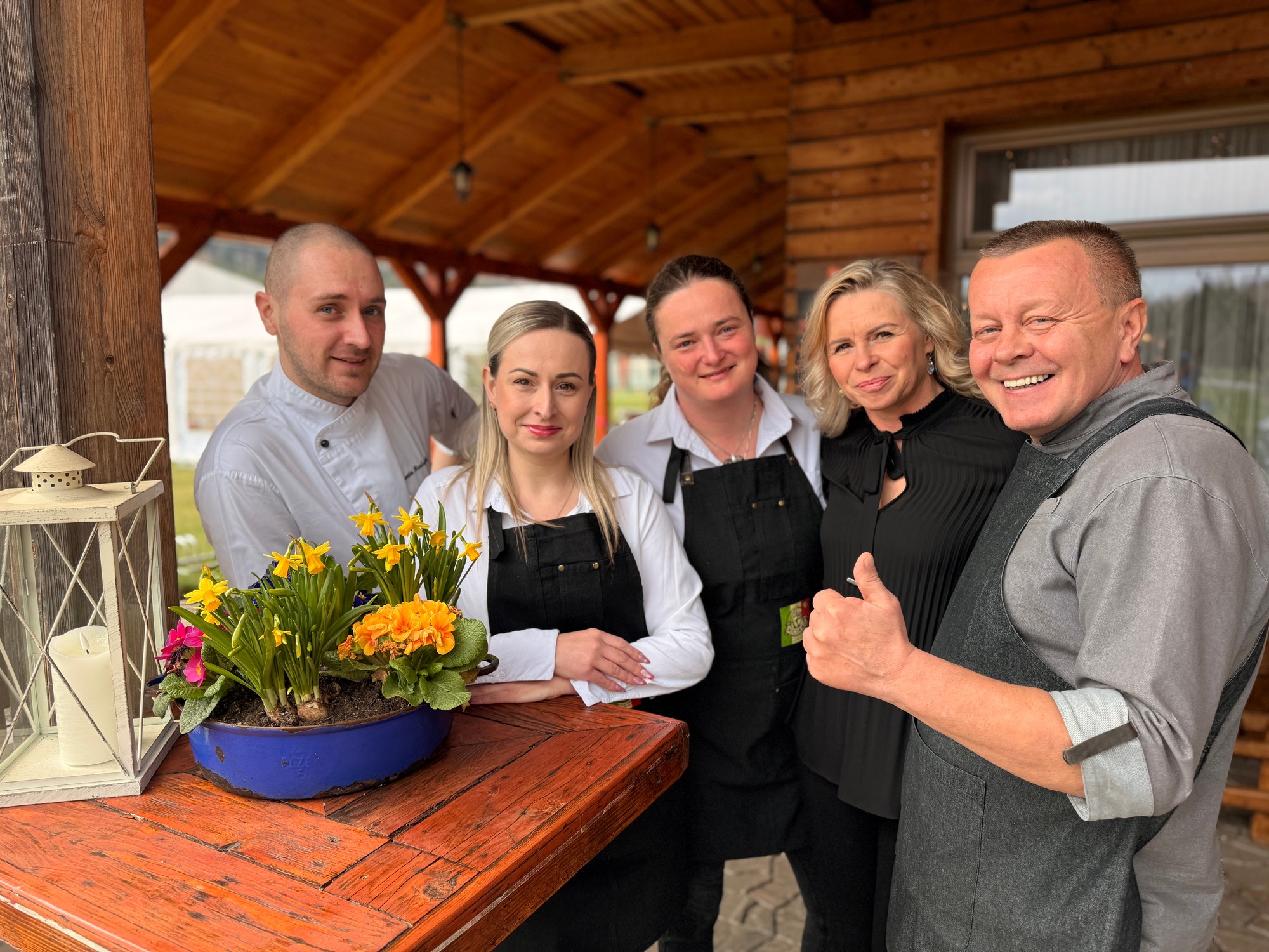 Tým Pizzerie Miciano – Martin, Monika, Pavel a kolegyně na jarní terase v Prostřední Bečvě