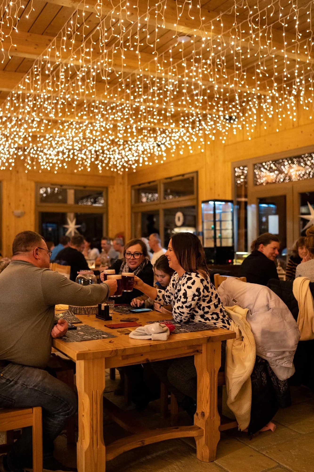 Hosté si připíjejí v Pizzerii Miciano – pohoda, smích a světýlka