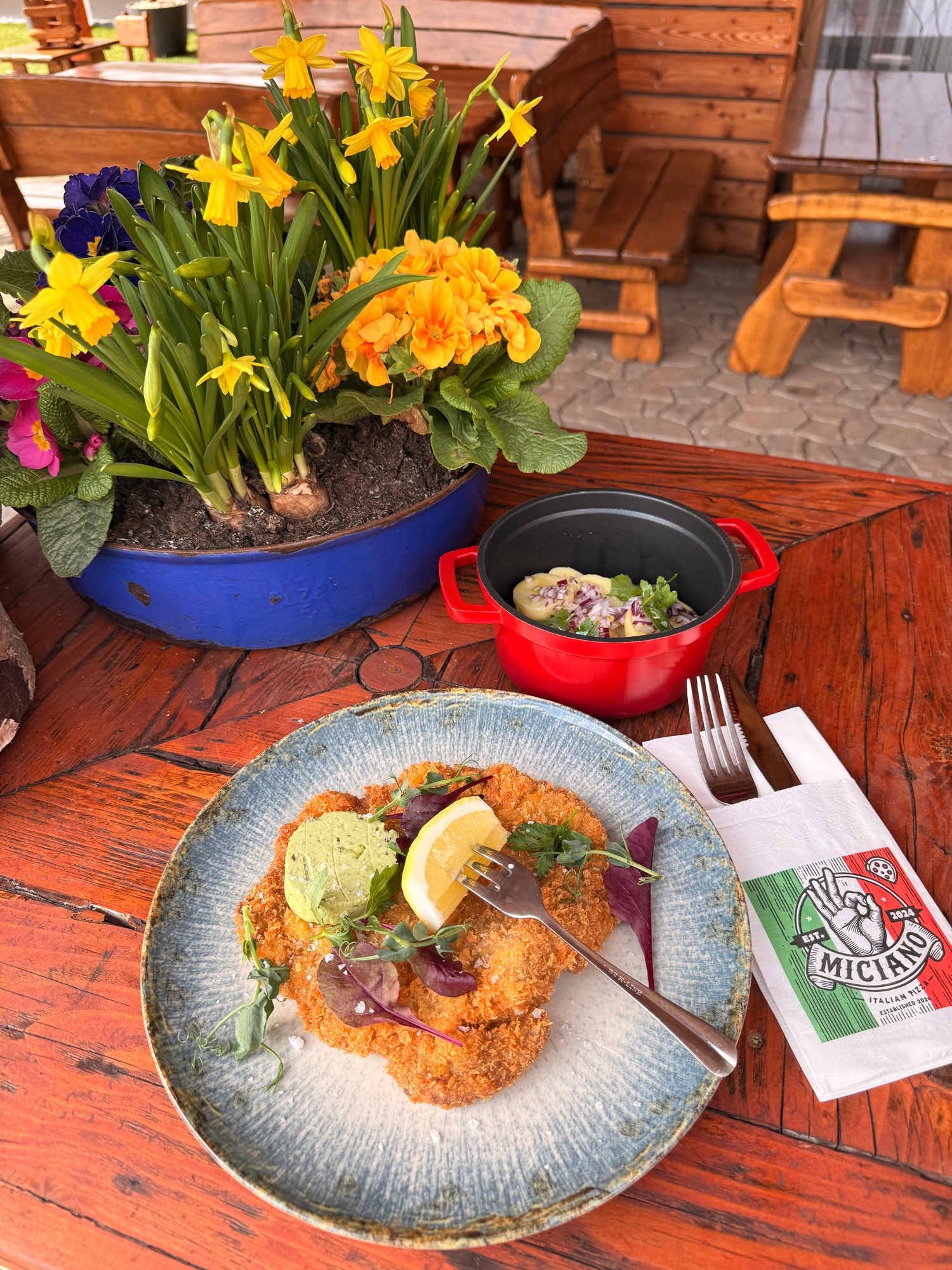 Zlatá řízek cotoletta s bylinkovým máslem a citronem – jarní menu Miciano