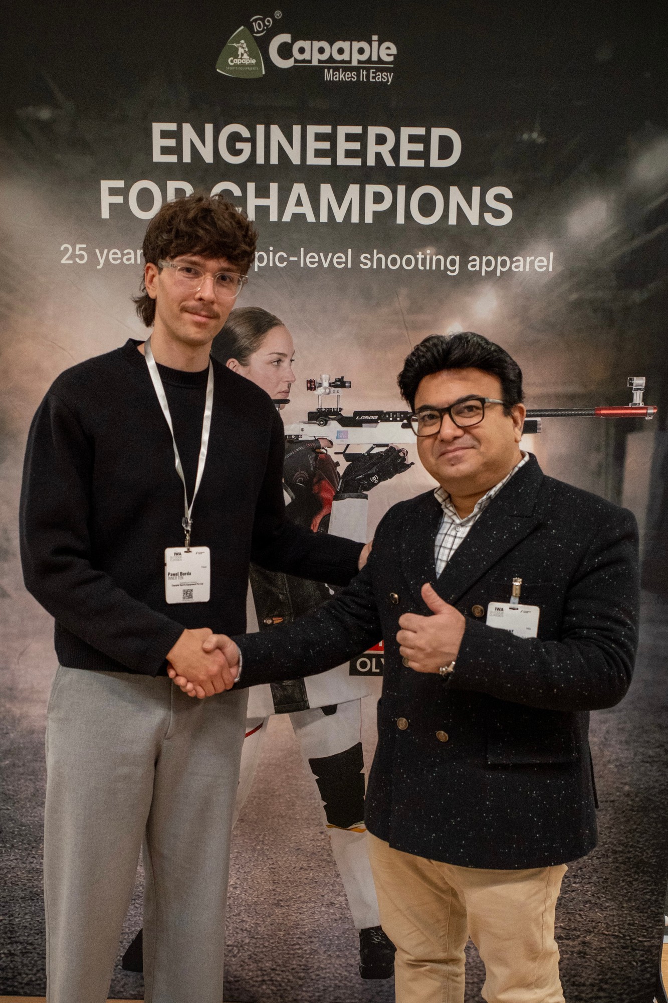 Paweł Burda i Nilesh – właściciel Capapie – na targach IWA OutdoorClassics 2026 w Norymberdze