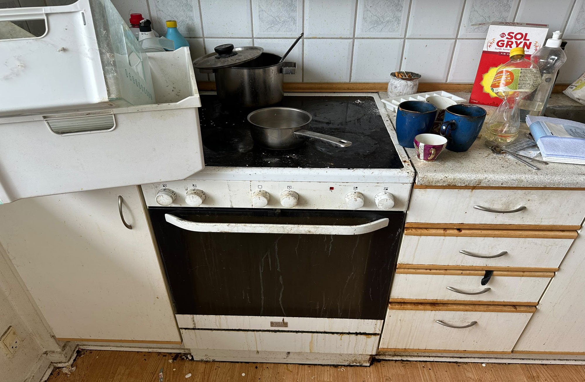 Køkken før grundig køkkenrengøring i Aarhus med fedt og fastgroet snavs
