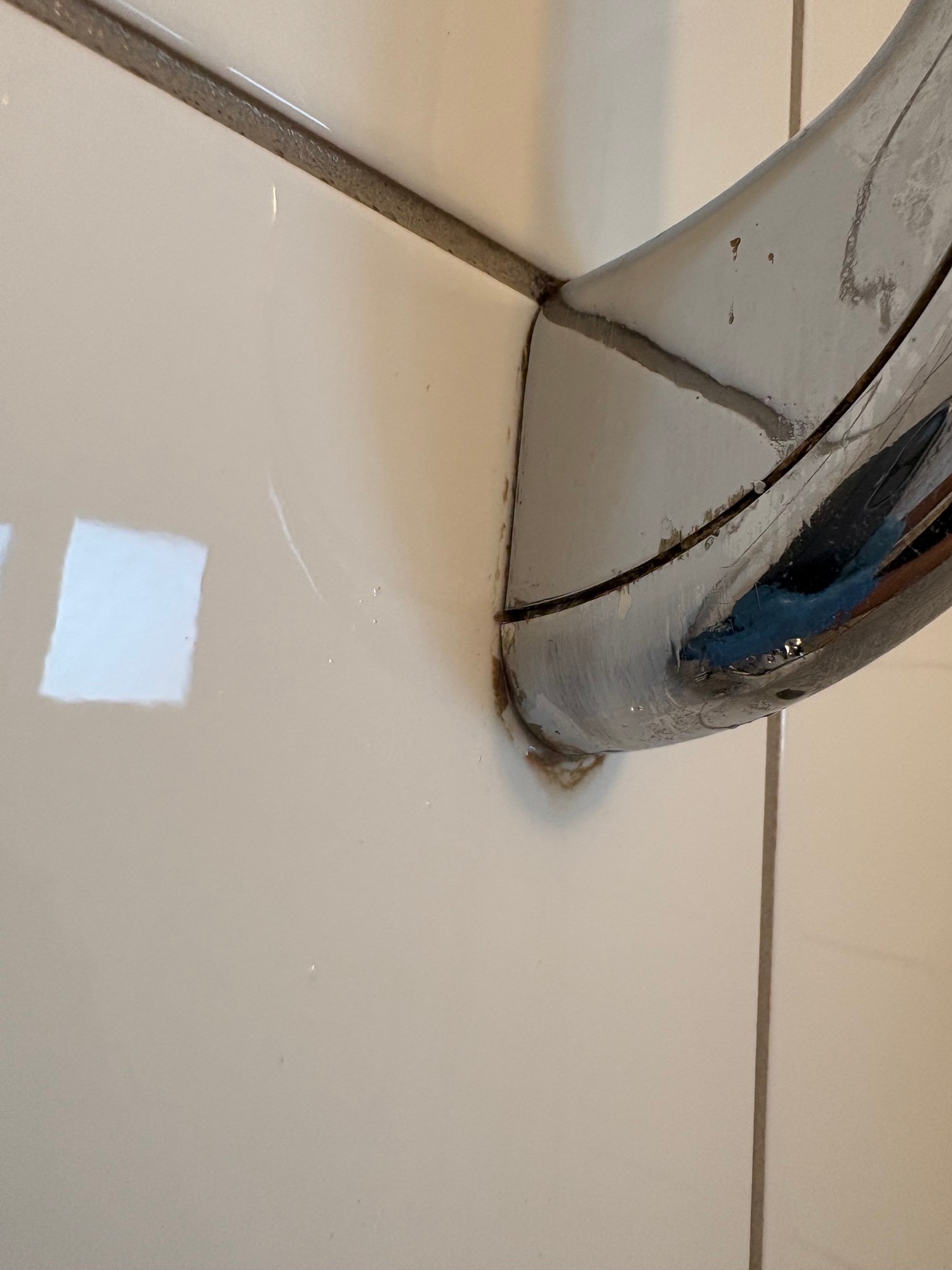 Bruseområde med kalkaflejringer før grundig afkalkning i Aarhus