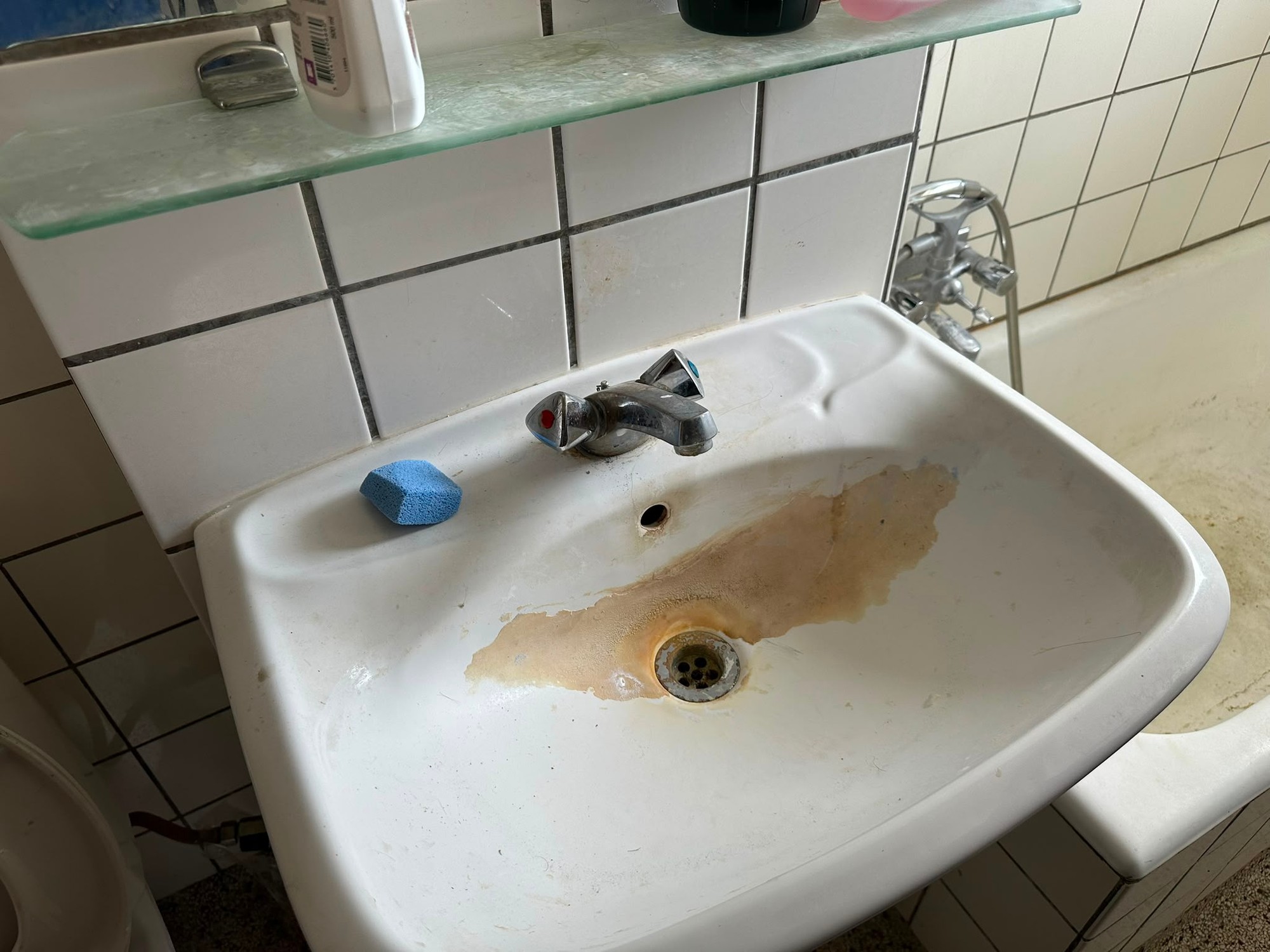 Håndvask og armatur med kalkaflejringer før afkalkning i Aarhus
