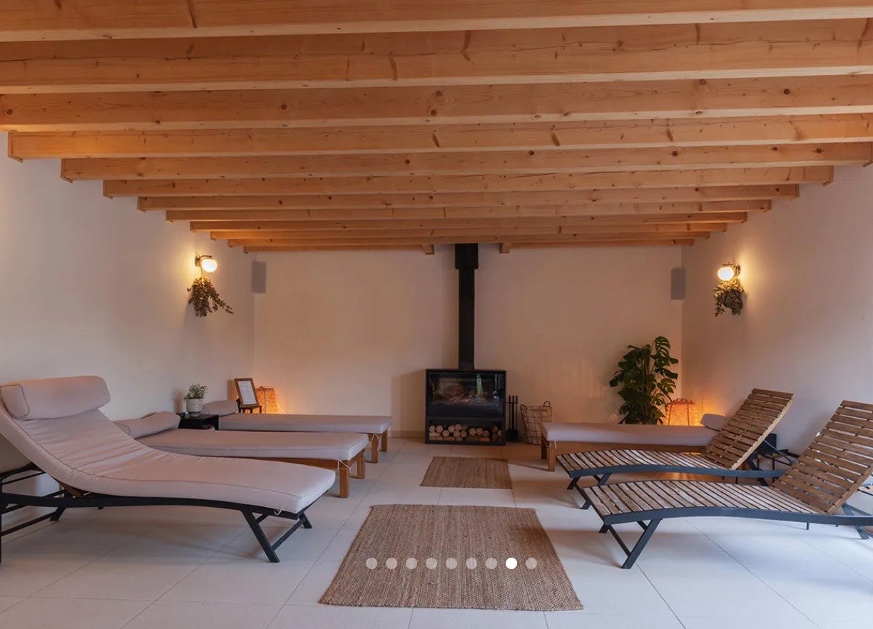 Relaxační místnost s krbem