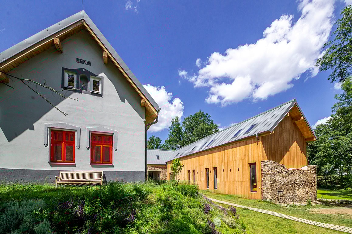 Samota Hojšín - exteriér budov s přírodním prostředím