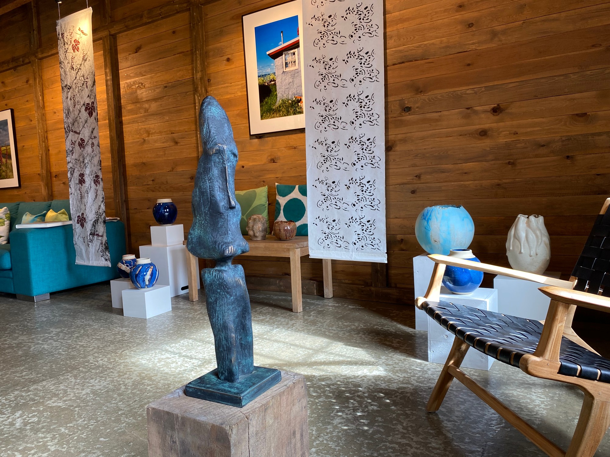 Galleri Anna Fjord interiør med keramik, malerier og tekstilkunst