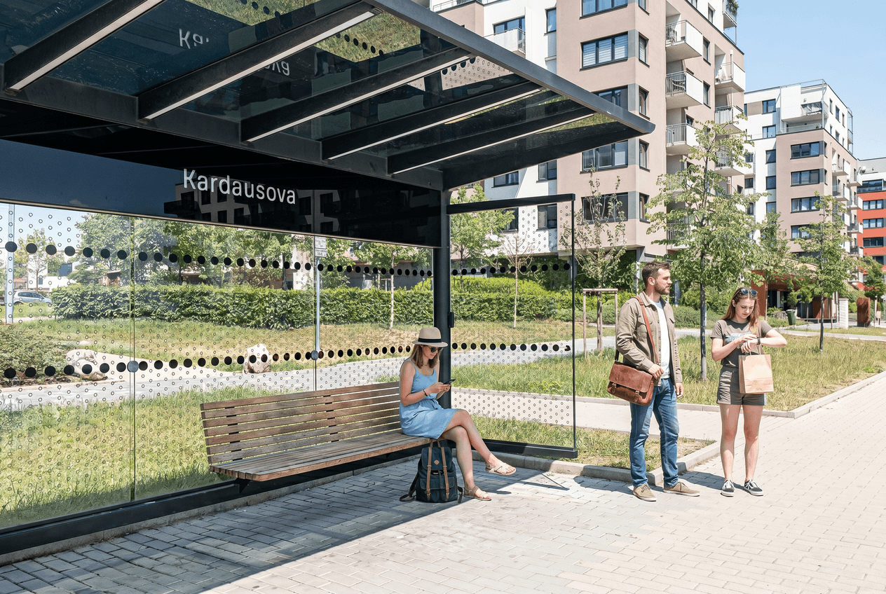 Autobusová zastávka Kardausova přímo v lokalitě Malý Háj