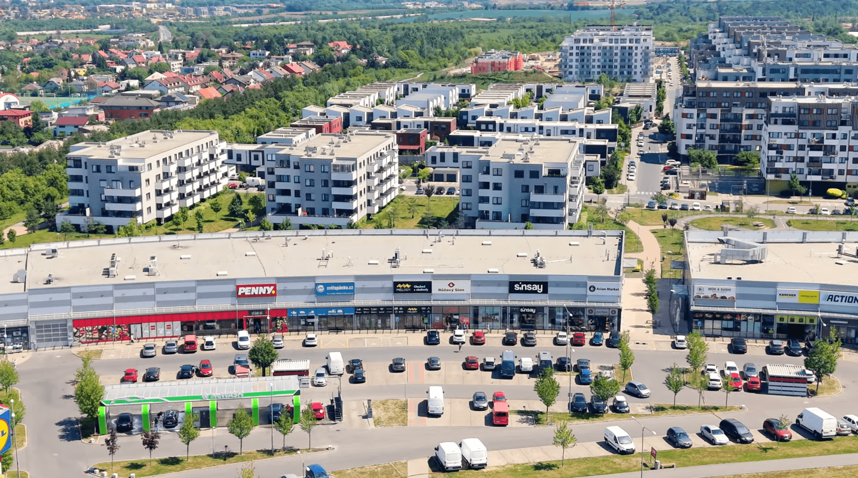 Letecký pohled na rezidenční čtvrť Malý Háj s nákupním centrem