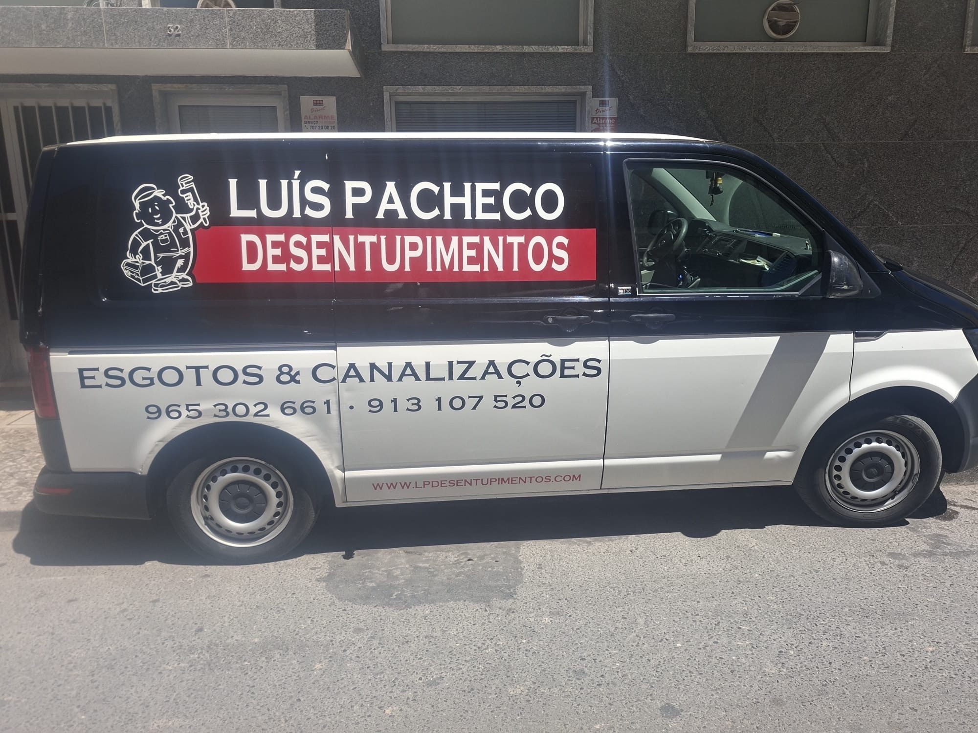 Luís Pacheco Desentupimentos van at work