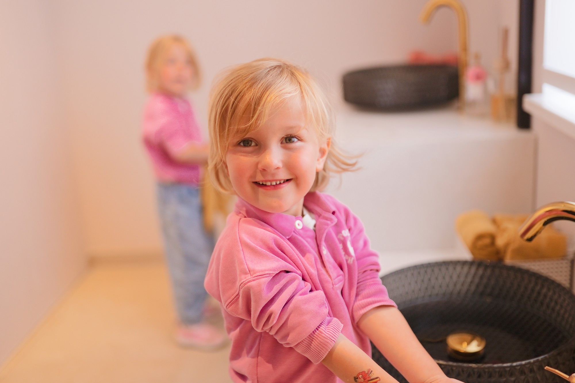 Kinderen wassen de handen na de les