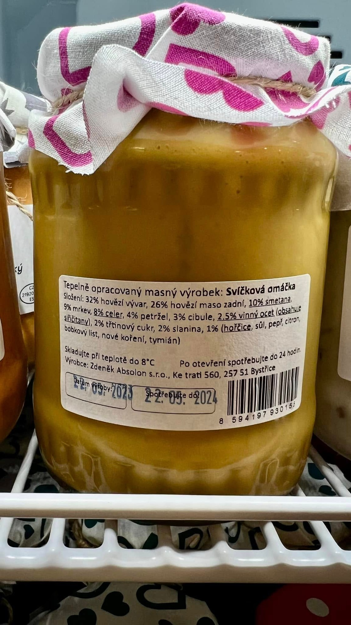 Detail sklenice se svíčkovou omáčkou
