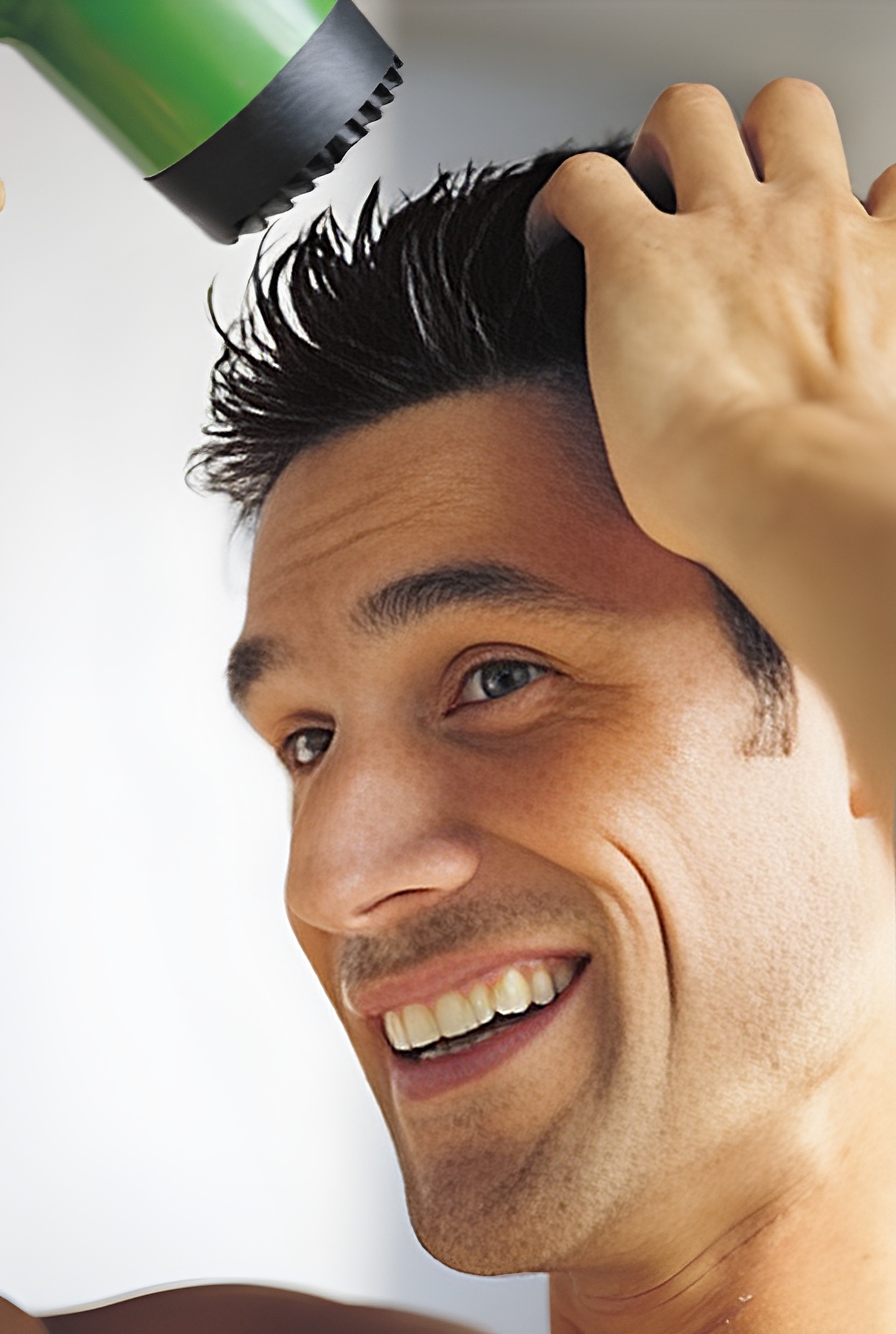 Homem secando o cabelo com secador