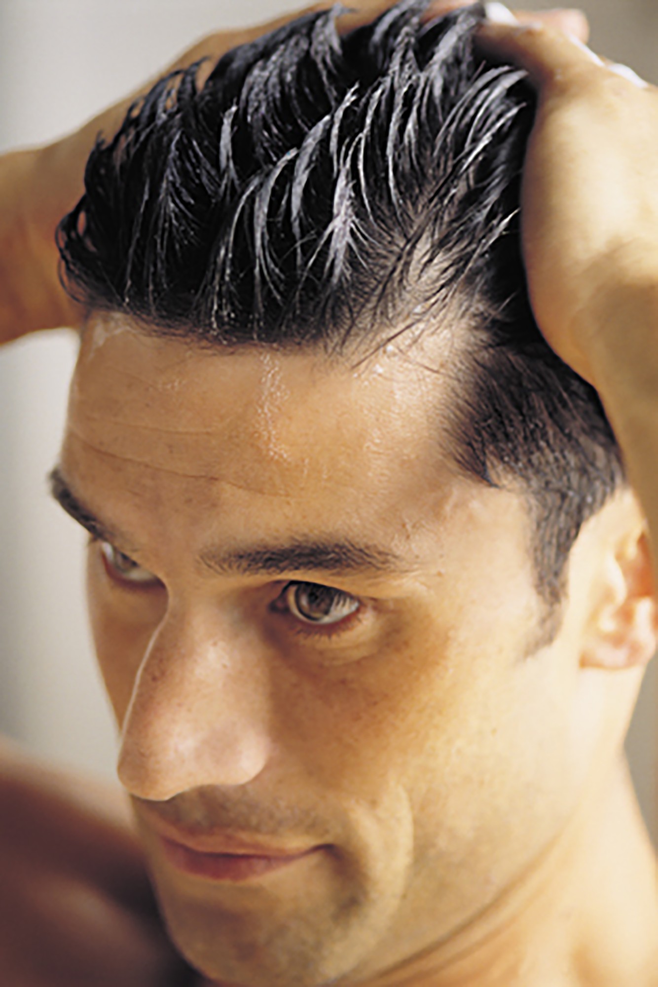 Homem penteando o cabelo molhado