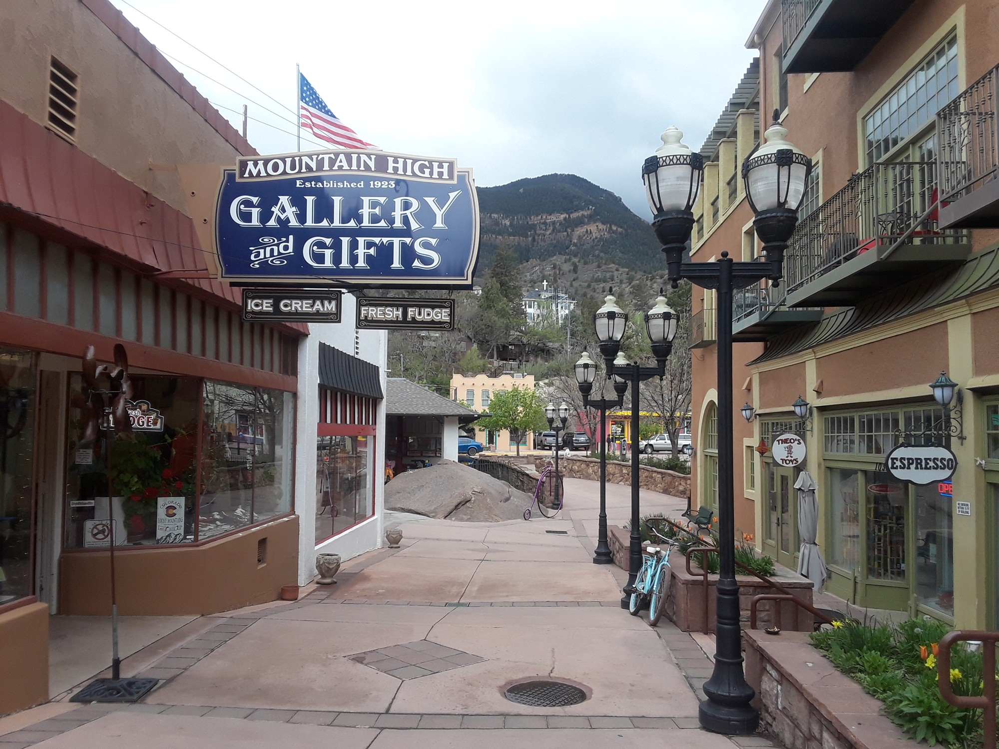 Colorado neighborhood with mountain backdrop