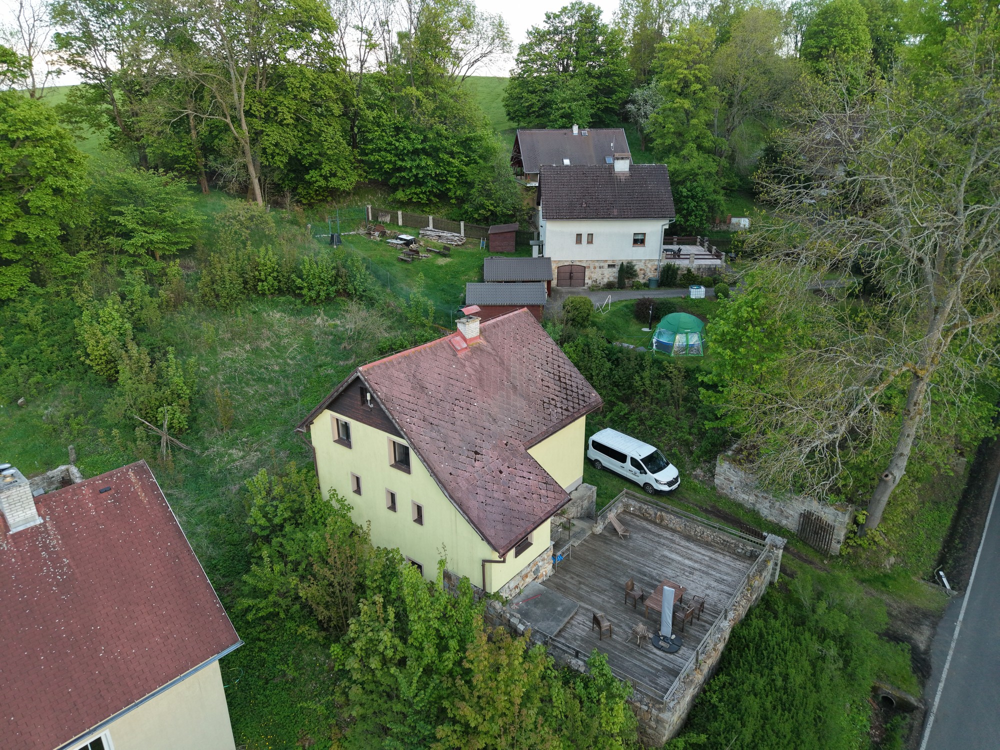 Letecký detail zástavby — dokumentace nemovitostí dronem — DJI Air 3S