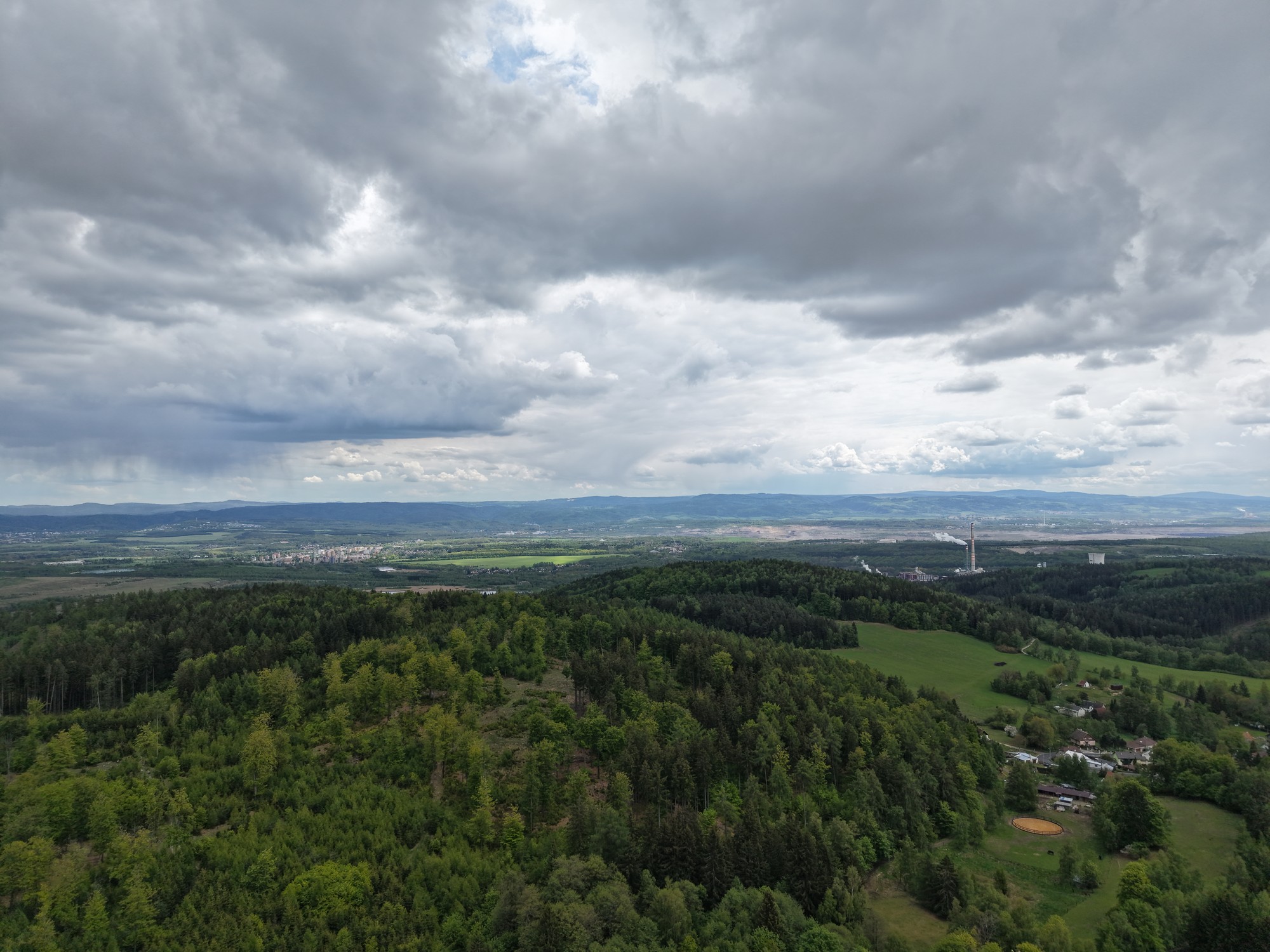 Letecká panorama lesů a krajiny s dramatickým nebem — DJI Air 3S