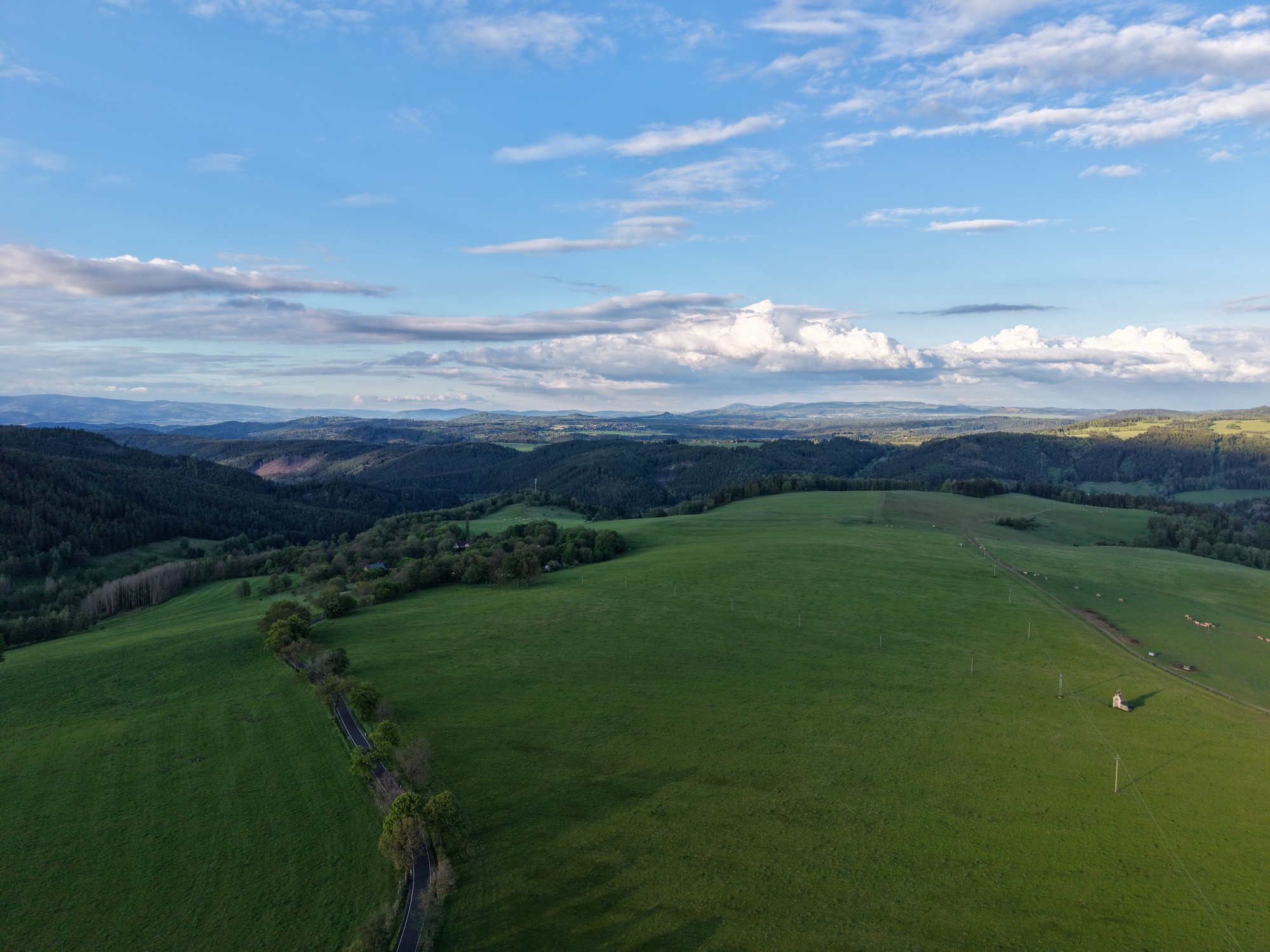 Letecký panoramatický pohled na zelené kopce a údolí — DJI Air 3S
