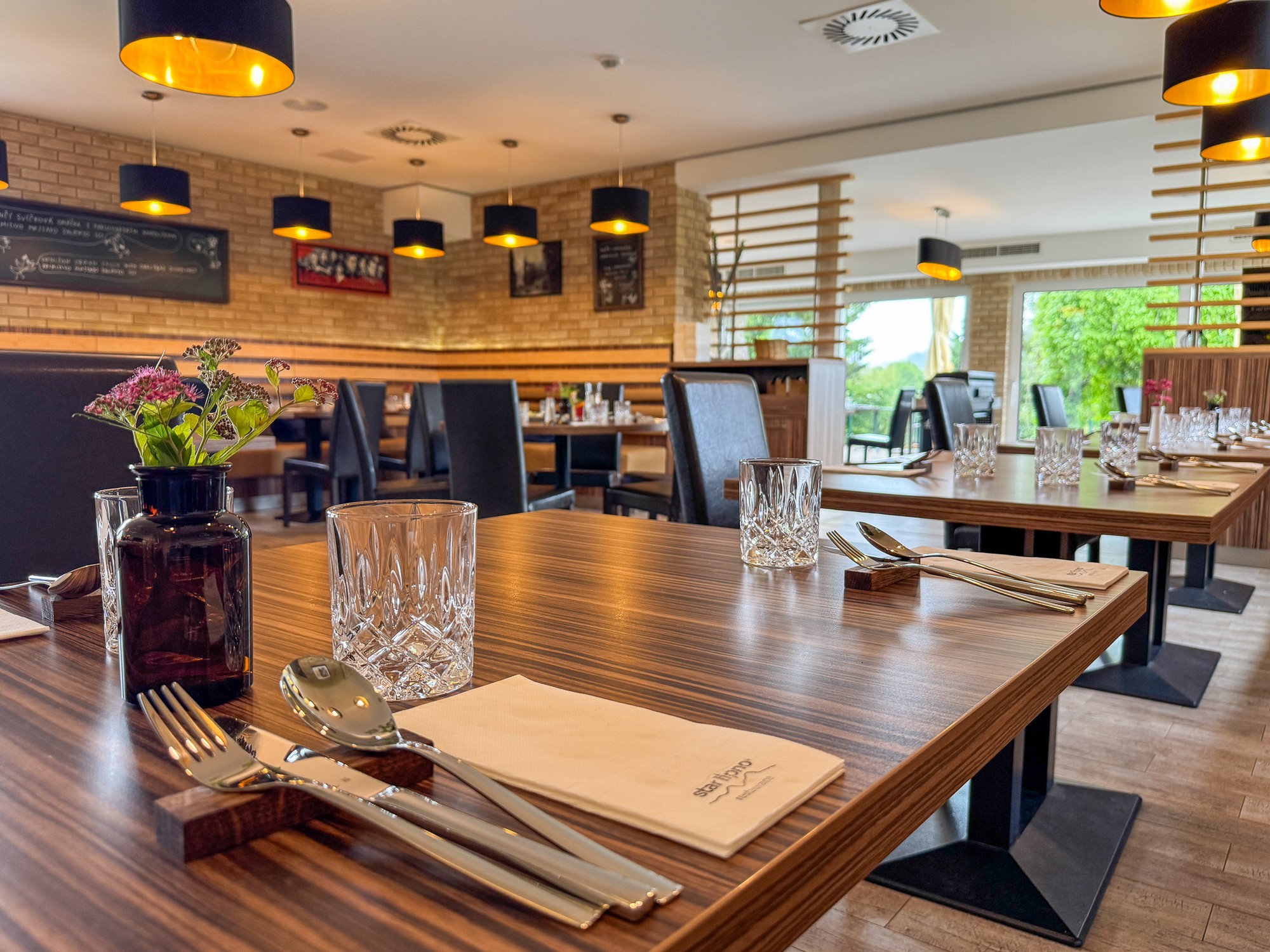Interiér restaurace Star Lipno — moderní, útulný prostor s origami